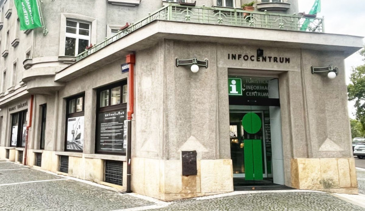 Lidé v Hradci nocovali před Infocentrem, aby ulovili limitovanou edici pamětních medailí