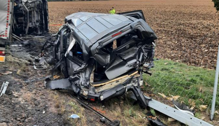 Kamion narazil do auta s přívěsem. Hlavní tah do Brna je za Znojmem zavřený