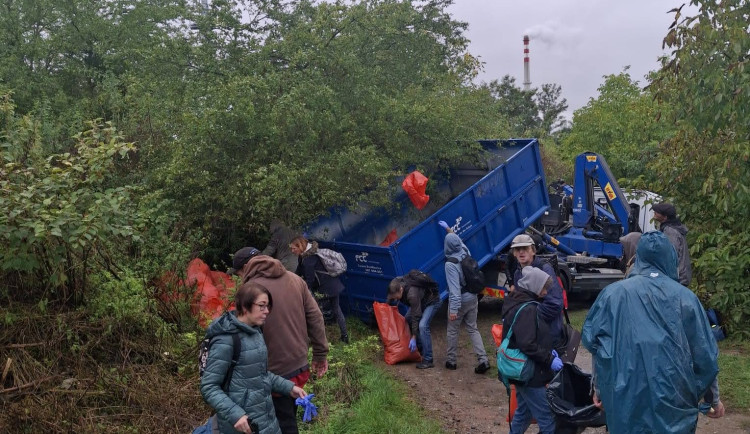 Do úklidu ulic zapojilo město lidi bez domova. Nasbírali přes čtyřicet pytlů odpadu