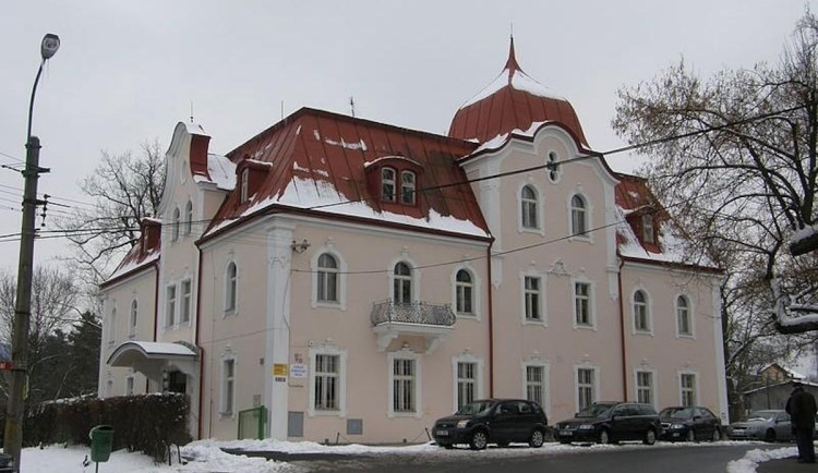Karlovarský kraj znovu jedná o vzniku církevní školy v Dalovicích