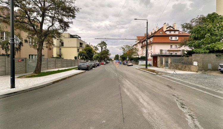 Opravu Peroutkovy stihli o dva měsíce dřív, doprava se tam vrátí příští týden