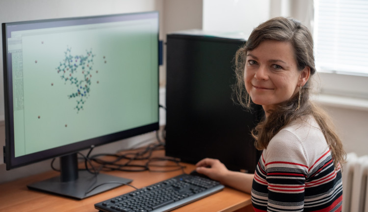 Ostrovská rodačka mezi top vědkyněmi Česka. Forbes ocenil Evu Krupičkovou Pluhařovou.