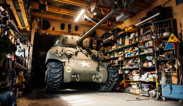 Plzeň se připravuje na obří manévry, třicetitunový tank se vznese nad střechu domu