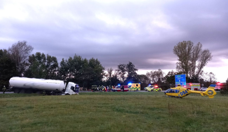 Pod koly kamionů vyhasly během jediného dne v Královéhradeckém kraji dva lidské životy