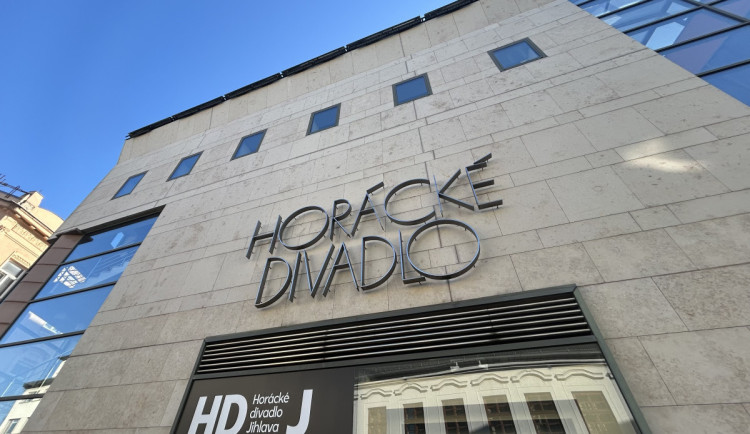 Žáci jihlavské školy při evakuaci našli azyl v divadle. Přišli poděkovat s obrázky