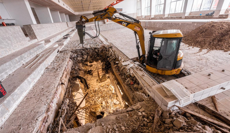 FOTO: V jihlavském bazénu E. Rošického pracuje bagr, dírou je vidět o patro níže