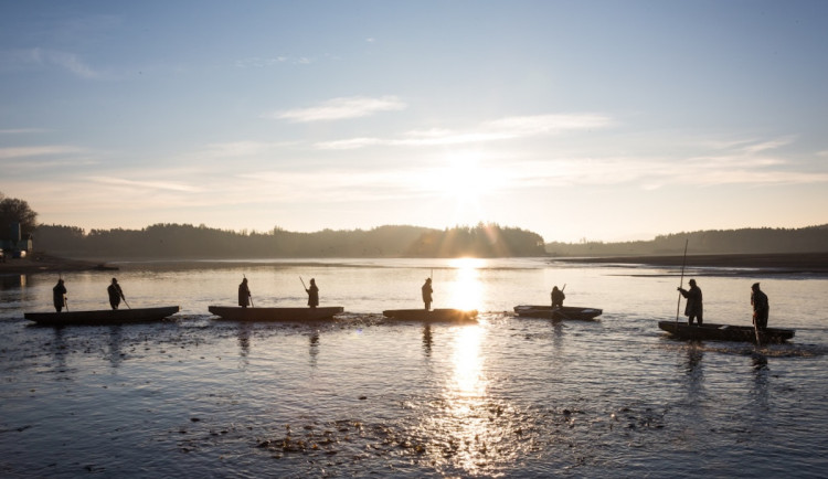 V Jihočeském kraji začaly výlovy, rybáři očekávají výnos ve stovkách tun