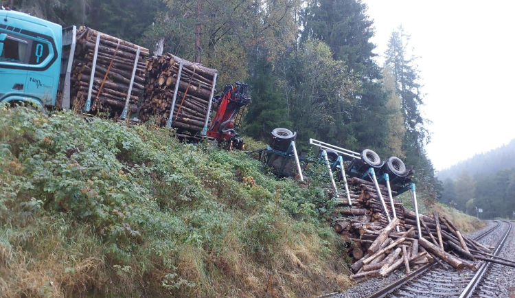 Přívěs nákladního automobilu s dřevem se převrátil mezi Kraslicemi a Rotavou.
