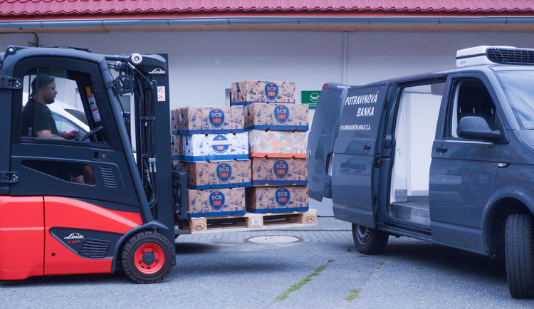 Tuny pomoci pro potřebné. Potravinová banka v kraji slaví desáté narozeniny