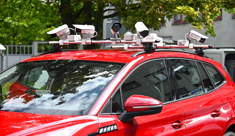 Kontrola placení parkovného v Hradci Králové kamerovým vozem se odkládá