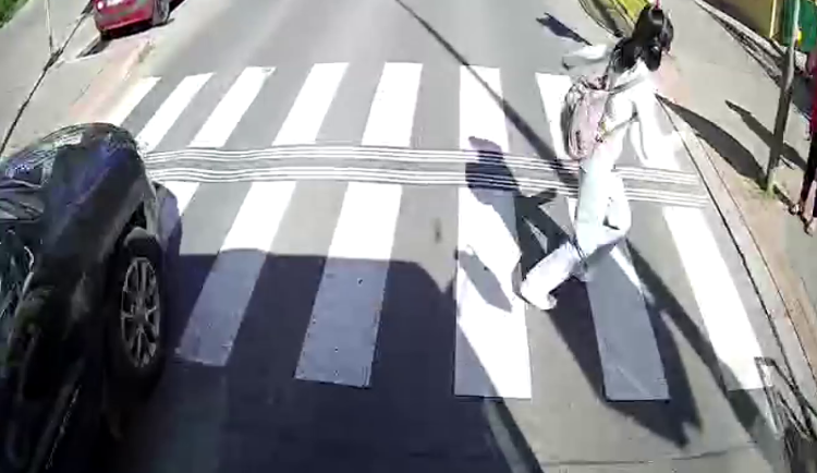 VIDEO: Chodkyně vešla na červenou před autobus, zranilo se kvůli ní několik lidí