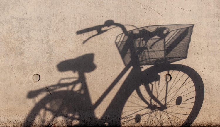 Po pádu v Olomouci nechala kolo kolem a odešla. Policie pátrá po neznámé ženě