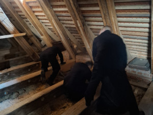 Odsouzení pomáhali na hradě Loket.