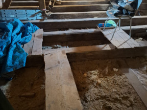 Odsouzení pomáhali na hradě Loket.