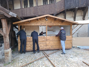 Odsouzení pomáhali na hradě Loket.