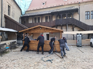 Odsouzení pomáhali na hradě Loket.