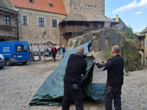 Odsouzení pomáhali na hradě Loket.