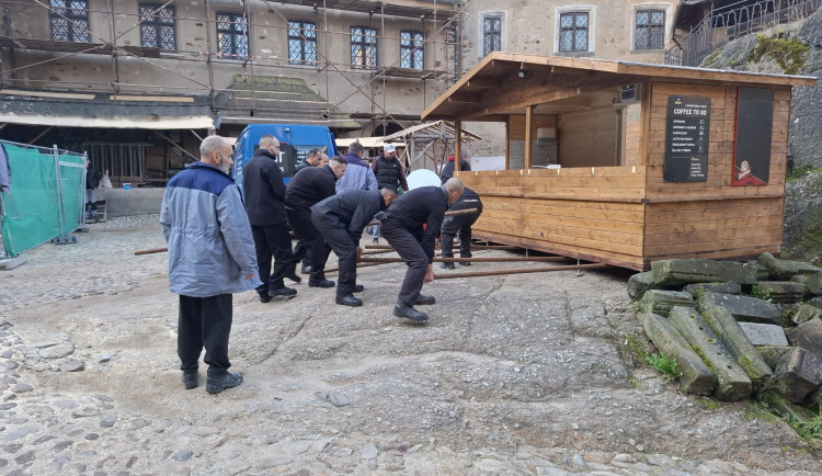 Odsouzení pomáhali na hradě Loket.