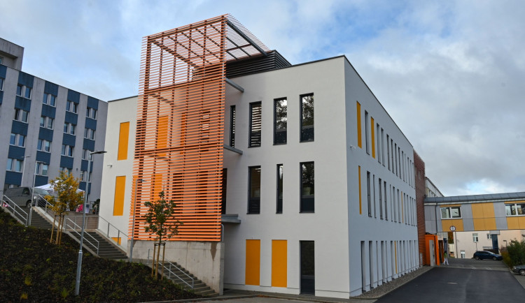 Hradecký kraj otevřel v Oblastní nemocnici Trutnov novou budovu laboratoří