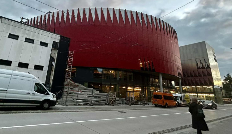 Termín předání Horácké arény městu se posunul. První zápasy bude omezená kapacita