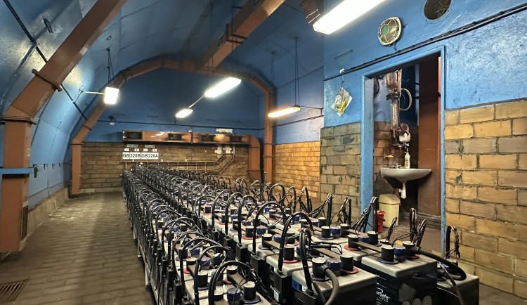 FOTO: Zásoba baterií, ocelové zdi. Podívali jsme se do nepřístupného zázemí stanice Flora