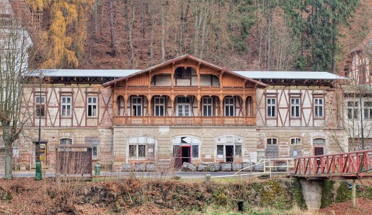 Na obnově Kyselky pracuje i 71letý Miroslav Chlup, jeden z posledních pasířů.