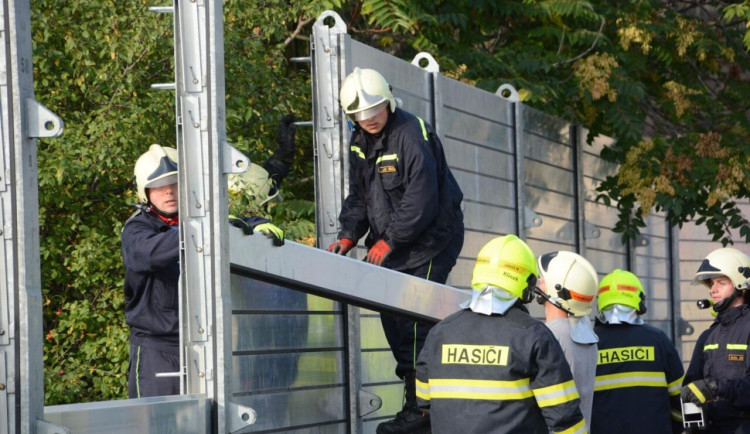 Cvičení proti povodním omezuje dopravu v Holešovicích. Zábrany vyrostly i u Stromovky