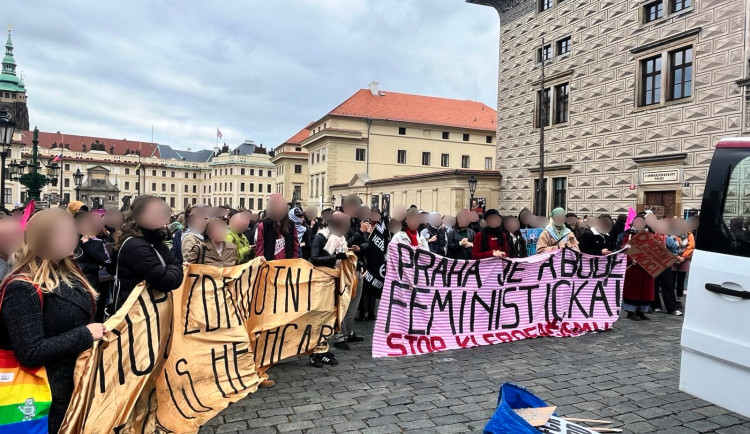 Za svobodu žen i queer lidí. Prahou prošel feministický Pochod za život