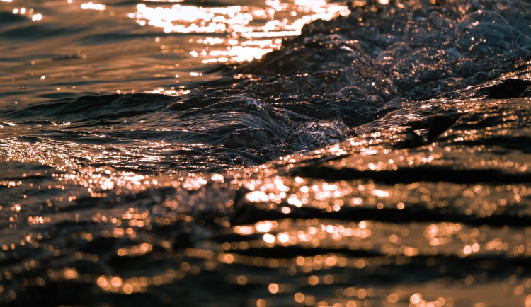 Na Brněnskou přehradu vyjeli policisté na člunu. Zachraňovali převrácenou plachetnici