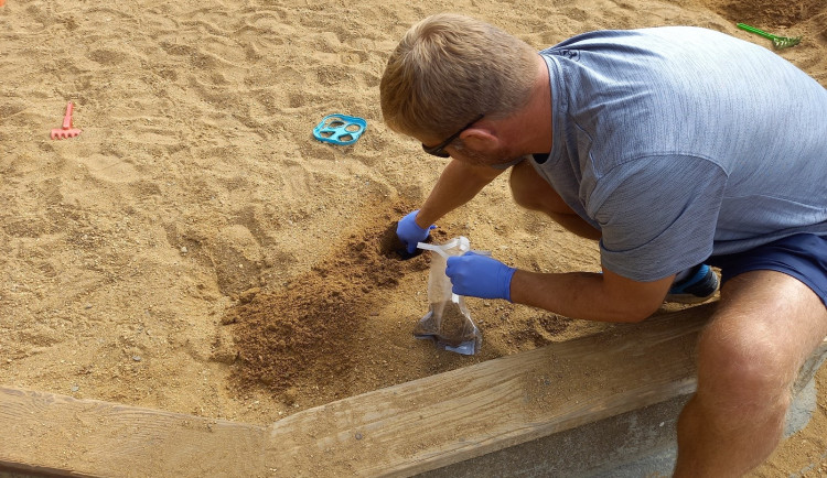 Pískoviště pod dohledem. Hygienici kontrolují čistotu písku v celé Praze