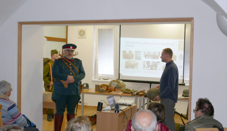 FOTO: V Lukách se vyprávělo o konci první republiky, lidé viděli i dobové uniformy