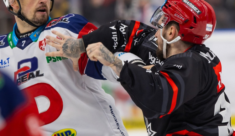 Derby nabídlo bitku, choreo i prodloužení, dva body vybojoval Hradec