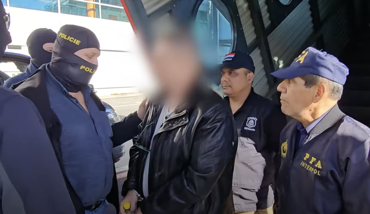 VIDEO: Uprchlý exposlanec Wolf je zpět v Česku, roky se ukrýval v Paraguayi