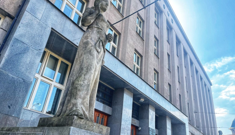 16letý odmítl u soudu vypovídat, za vraždu dvou hradeckých prodavaček mu hrozí deset let