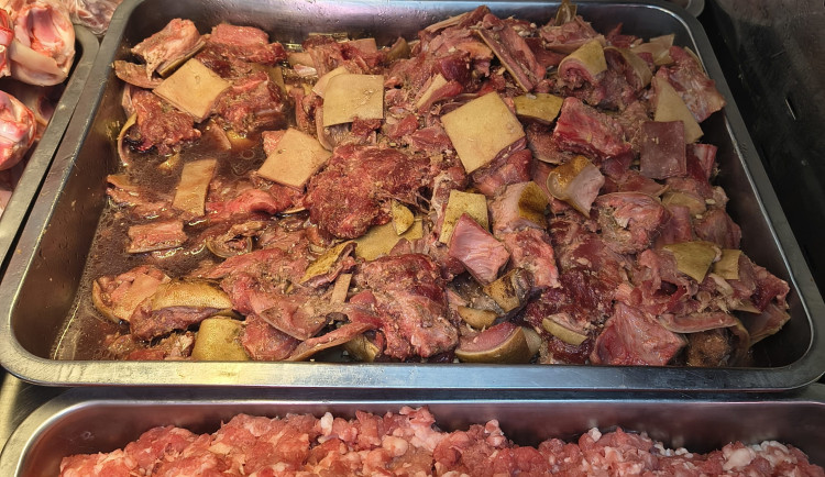 V brněnské tržnici znovu prodávali maso neznámého původu. Inspekce zabavila desítky kilo