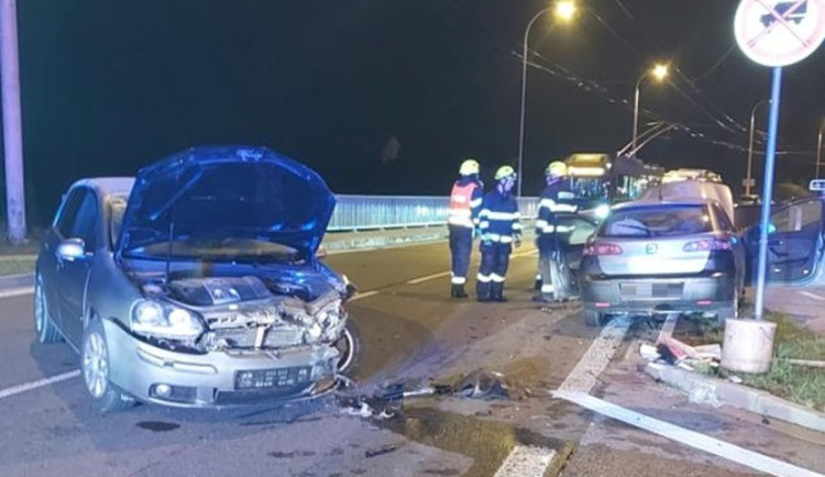 Mladá řidička v Jihlavě při odbočování nabourala auto jedoucí v protisměru