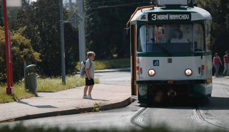 Příběh s tramvají, který může zachránit dětský život, se natáčel v Liberci