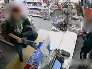 VIDEO: Muž napadl v Horní Blatné prodavačku, je podezřelý z pokusu o vraždu