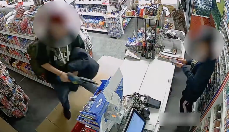 VIDEO: Muž napadl v Horní Blatné prodavačku, je podezřelý z pokusu o vraždu