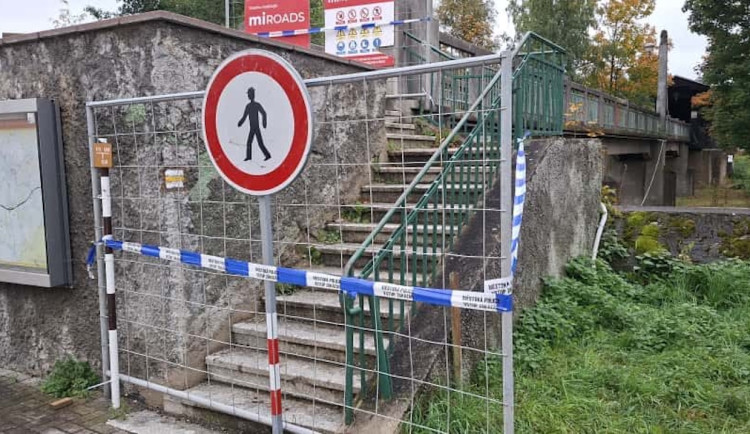 V Kynšperku začala demolice předmostí historické lávky přes Ohři.