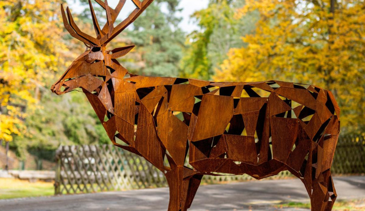 Nová plastika jelena zdobí areál Svatého Linharta.
