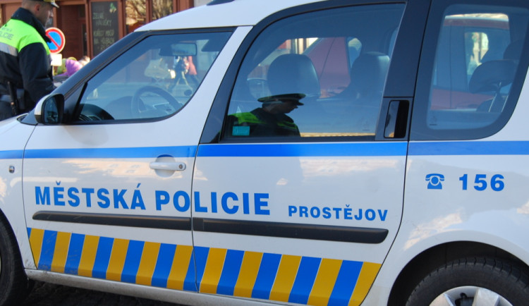 Muž opaloval na okraji Prostějova kabely. Chytili ho strážníci, je podezřelý z krádeží