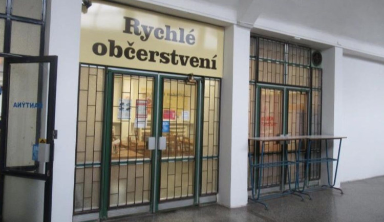 Myši, trus, špína a zbytky na podlaze. Inspekce zavřela rychlé občerstvení v Přerově
