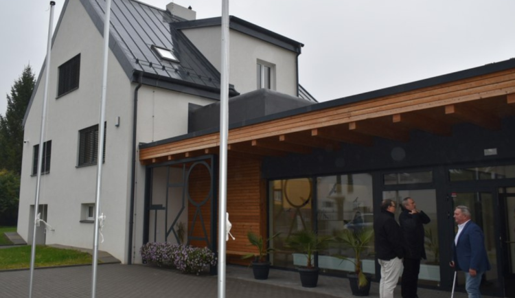 Zastupitelstvo muselo jednat v hospodě. V Ostravě-Lhotce se dočkali nové radnice