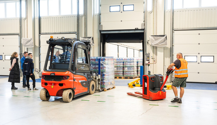 Nová skladovací hala za 200 milionů umožní distribuci minerálky přímo k zákazníkům. Foto: Se svolením Mattoni 1873