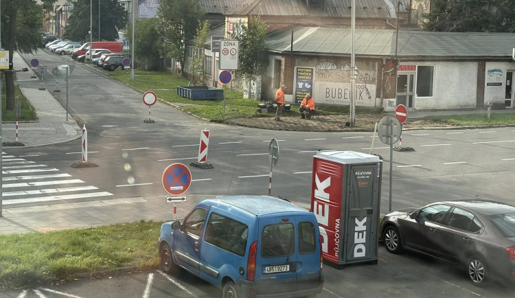 Děláte to řidičům naschvál? Motoristé zuří nad pomalými opravami Pasteurovy