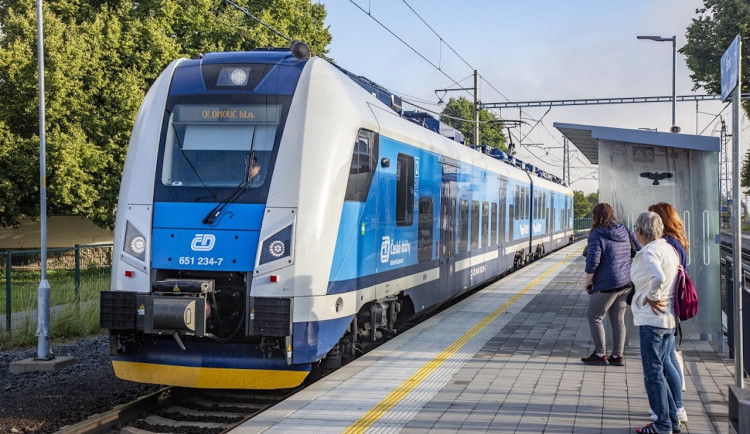 Jízdné v jihočeských vlacích bude příští rok mírně levnější, oznámil hejtman Kuba
