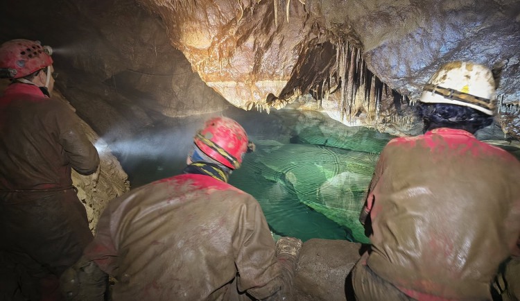 FOTO: Jeskyňáři našli v Moravském krasu novou chodbu, plazili se nánosy bahna