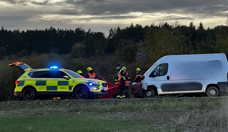 Čtyři lidé se zranili při srážce dvou aut. Řidička byla pod vlivem alkoholu i drog