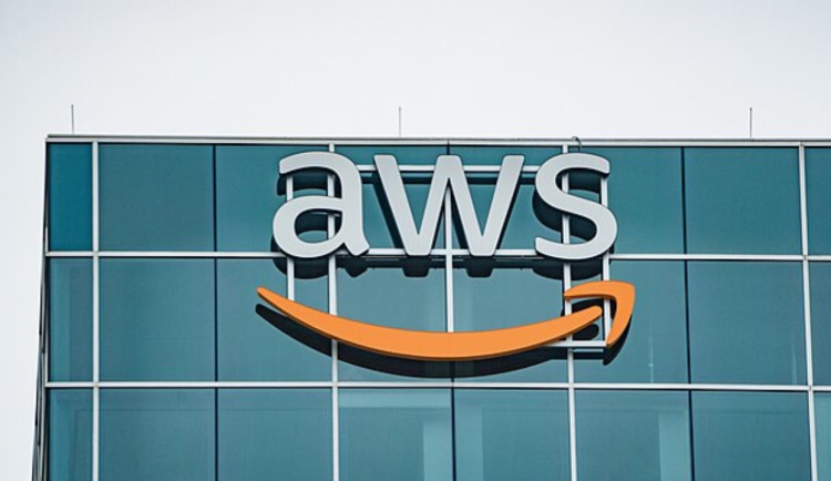 Nefungují vám aplikace? Amazon Web Services zaznamenal masivní výpadek